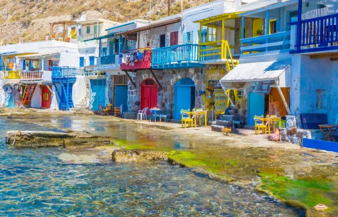 Το πολύχρωμο ψαροχώρι της Μήλου που σου κλέβει την καρδιά