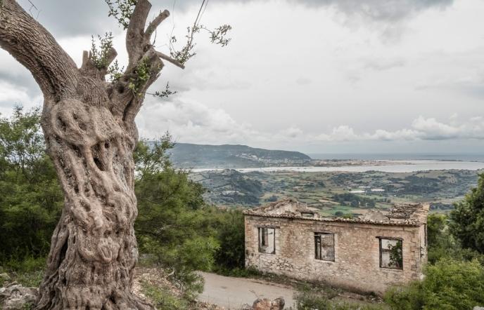 Το ερειπωμένο χωριό-φάντασμα της Ελλάδας από ψηλά (vid)