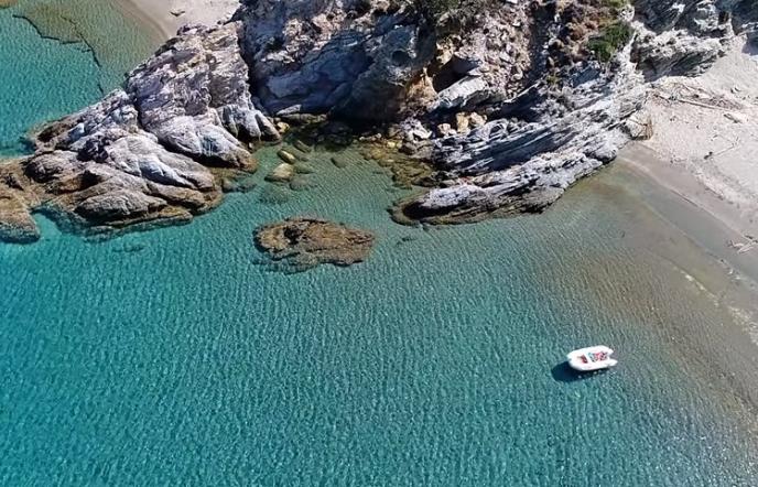 «Σούρζα Μπουτ»: Βουτιά σε μια παραδεισένια παραλία μόλις 2 ώρες από την Αθήνα