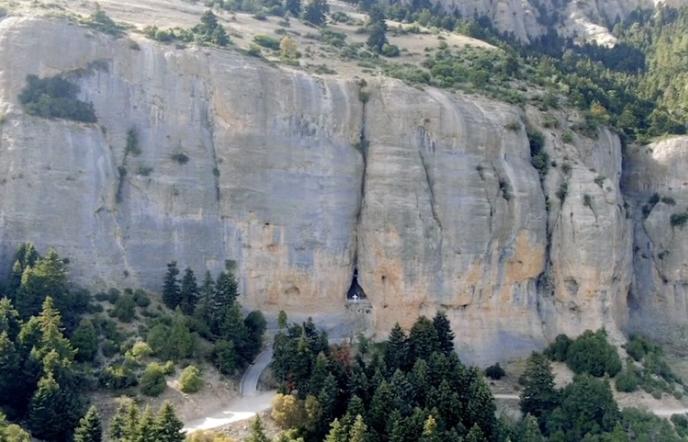 Ανακαλύψτε τα «Μετέωρα» της Κορινθίας