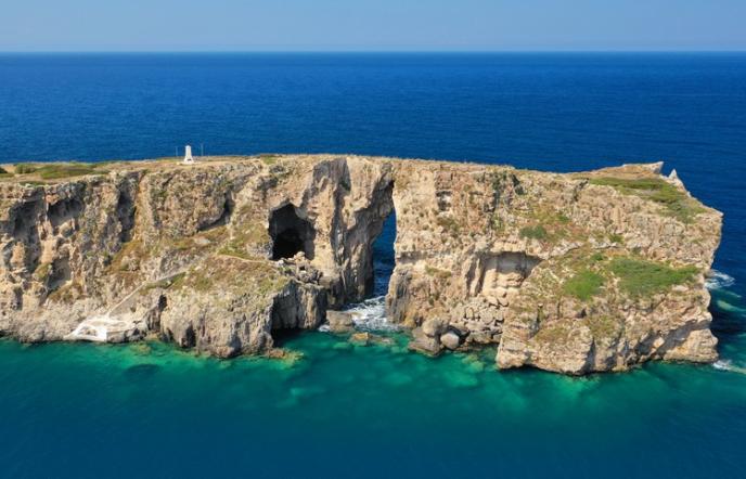 Το άγνωστο ελληνικό νησί όπου είναι θαμμένος ο ανιψιός του Ναπολέοντα