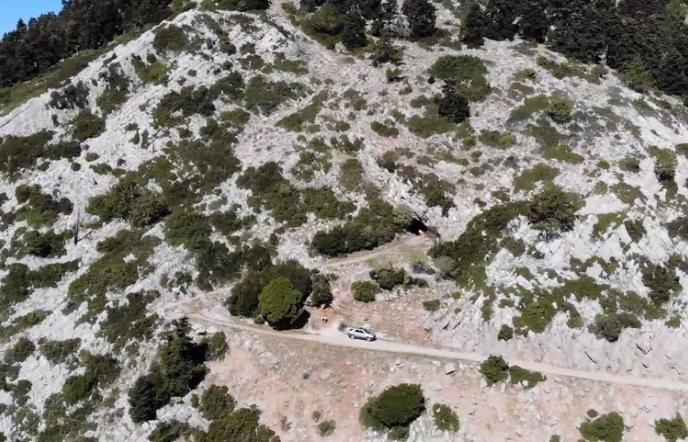 Εξερευνώντας ένα εντυπωσιακό σπήλαιο στην καρδιά του Παρνασσού