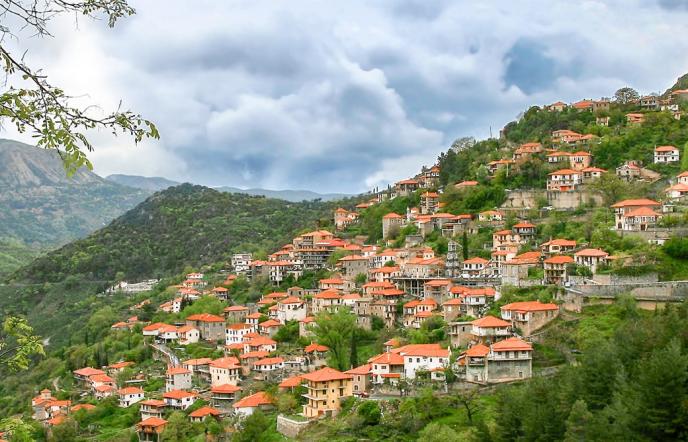 Το «κρεμαστό» χωριό της Πελοποννήσου που μαγεύει τους επισκέπτες