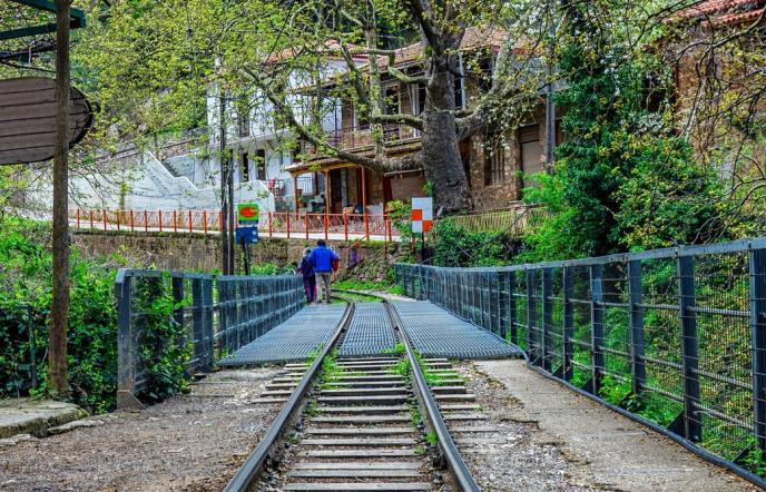 Το ελληνικό χωριό που είναι κρυμμένο στα βάθη ενός φαραγγιού