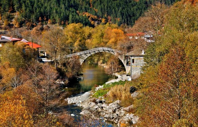 Το καλά κρυμμένο χωριό της Ηπείρου που κόβεται στα δύο