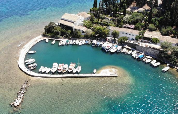 Το άγνωστο καλοκαιρινό καταφύγιο διασημοτήτων στο Ιόνιο