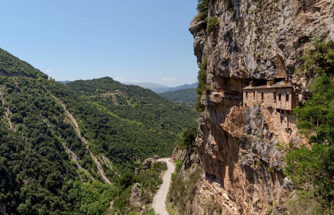 Τα εντυπωσιακά μοναστήρια της Ελλάδας που κρέμονται στα βράχια