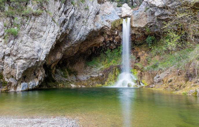 Εύβοια: Βουτιά στους μαγευτικούς καταρράκτες Δρυμώνα