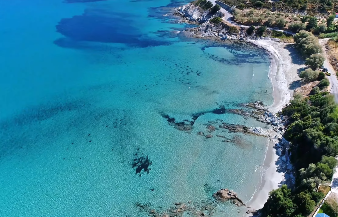 Λιανή Άμμος Εύβοιας: Η παραλία που μοιάζει με πισίνα μόλις δύο ώρες από την Αθήνα