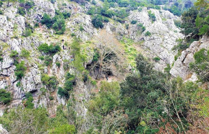 Πάρνηθα: Εξερευνώντας το καλά κρυμμένο σπήλαιο Πανός