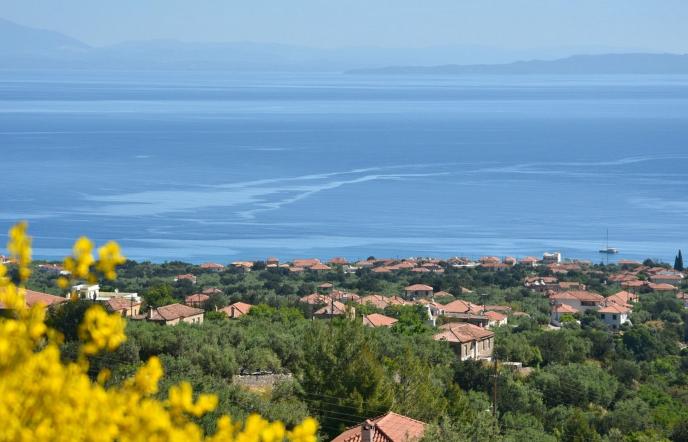 Πούλιθρα: Το ήσυχο χωριό της Αρκαδίας που συνδυάζει βουνό και θάλασσα