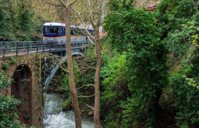 Βόλτα με τον Οδοντωτό: Η ομορφότερη διαδρομή με τρένο στην Ελλάδα