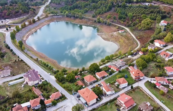 Παναγίτσα Πέλλας: Το χωριό με τις τρεις τεχνητές λίμνες και τον μικρό καταρράκτη