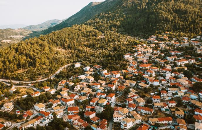 Καρυά: Το ορεινό χωριό που αποκαλύπτει το άλλο πρόσωπο της Λευκάδας