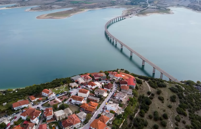 Νεράιδα Κοζάνης: Το χωριό «μπαλκόνι» με τη μαγευτική θέα στη γέφυρα Σερβίων