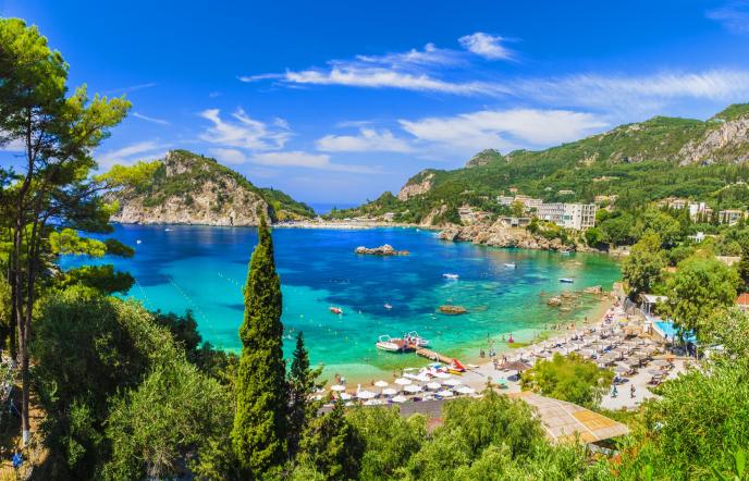 Παλαιοκαστρίτσα: Το φημισμένο θέρετρο της Κέρκυρας με την πλούσια φυσική ομορφιά