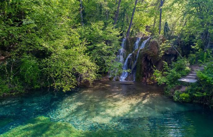 Καταρράκτες Σκρα: Απόδραση στη «Γαλάζια Λίμνη» του Βορρά