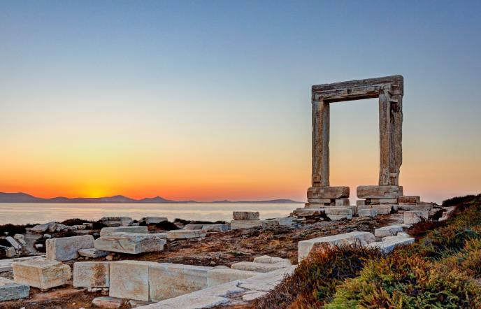 Τι είναι ακριβώς η Πορτάρα της Νάξου: Tο Νο1 spot που επισκέπτεται κανείς στο νησί