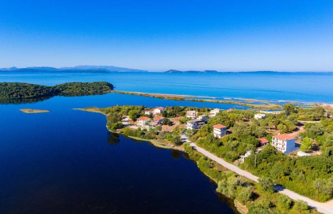 Κορωνησία: Το νησάκι του Αμβρακικού με την ιδιαίτερη ομορφιά