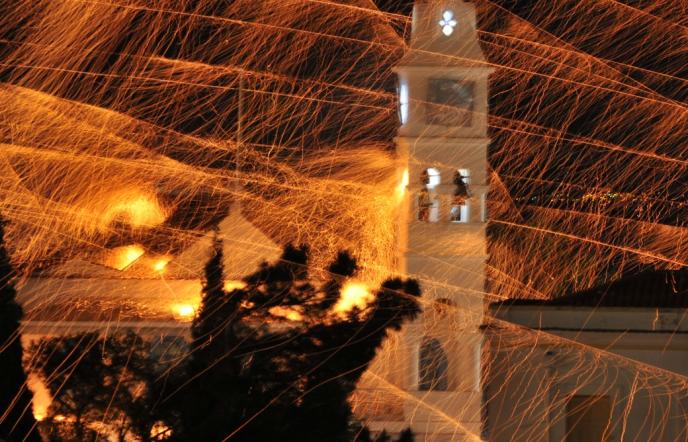 Ανάσταση από τον καναπέ: 4 ξεχωριστά έθιμα από όλη την Ελλάδα