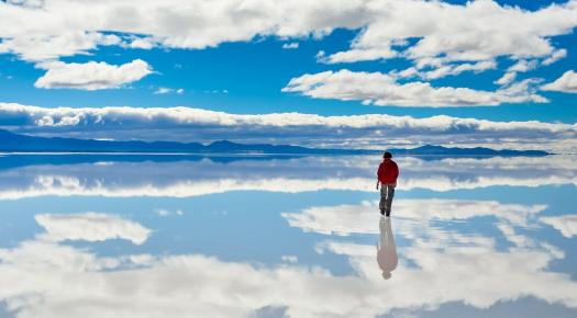 Περπατήστε πάνω στον «καθρέφτη» της λίμνης Salar de Uyuni στη Βολιβία